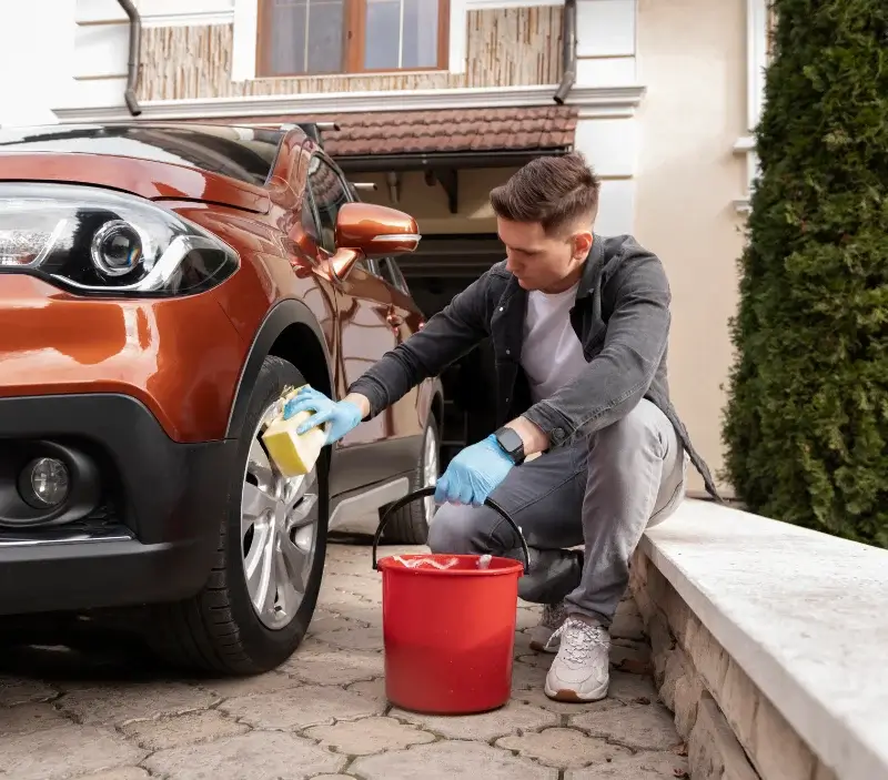 Lavage auto à domicile Moëlan-sur-Mer : professionnel intervenant sur un véhicule